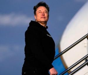 Elon Musk becomes first person worth $700bn following pay package ruling