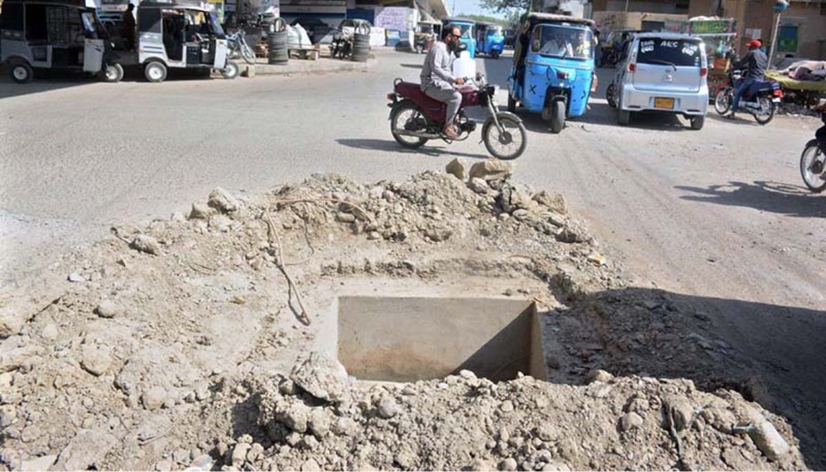 An open manhole poses a serious safety hazard for pedestrians at Manzoor Colony in Karachi. — APP/File