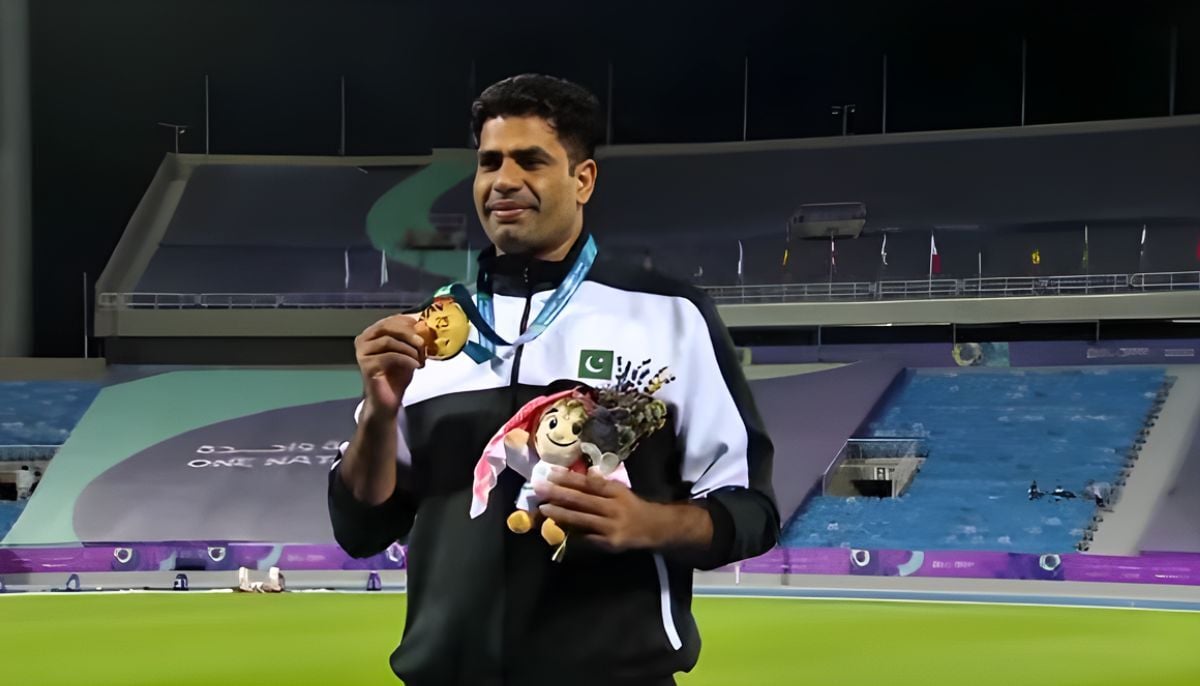 Arshad Nadeem poses with his gold medal at the Islamic Solidarity Games. — Instagram/@arshadnadeem29