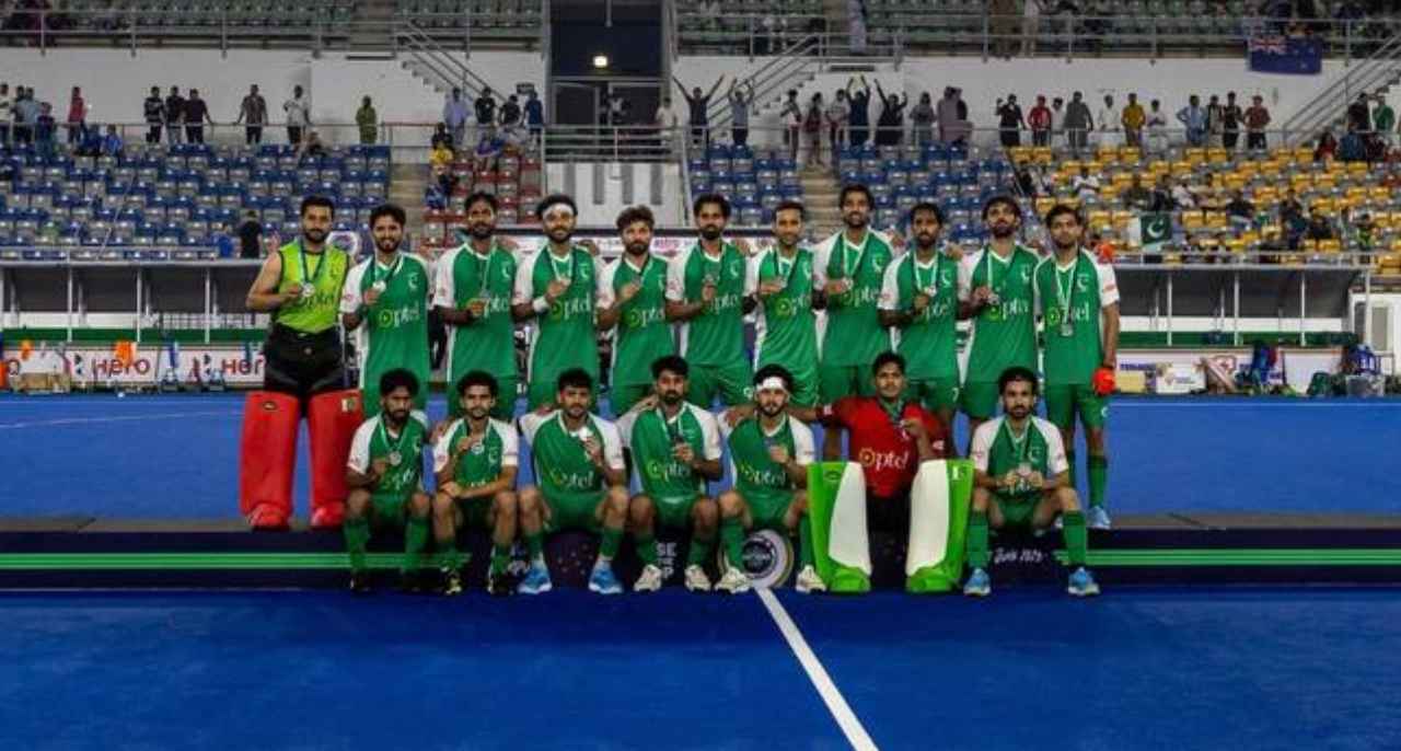 Pakistan national team poses for a photo after the FIH Hockey Men’s Nations Cup final on June 21, 2025, in Kuala Lumpur.— @FIH_Hockey/X)