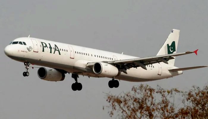 A Pakistan International Airlines (PIA) plane prepares to land at Islamabad airport in Islamabad February 24, 2007. — Reuters
