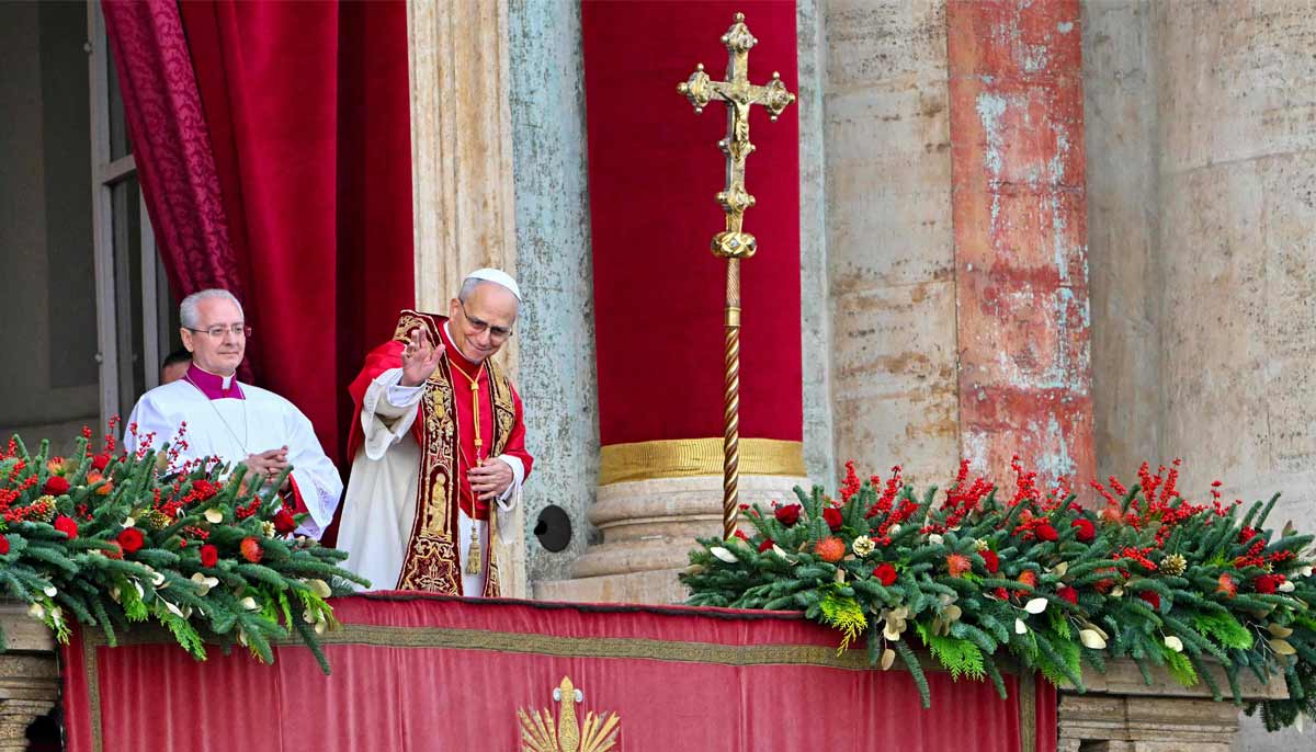 Pope Leo XIV waves to the faithfull at the main balcony of St. Peters basilica before delivering the Urbi et Orbi message and blessing to the city and the world as part of Christmas celebrations, at St Peter´s square in the Vatican on December 25, 2025.— AFP