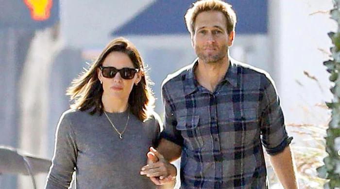 Jennifer Garner, boyfriend John Miller just exchanged Christmas cookies