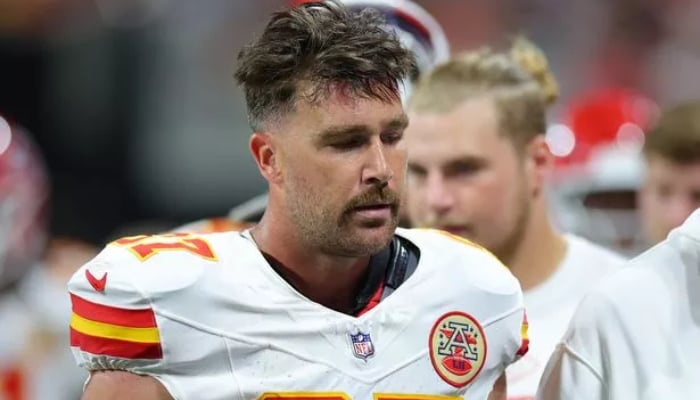 Travis Kelce crowded by fans after Chiefs devastating loss