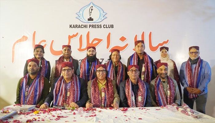 Newly elected body of Karachi Press Club poses for a photo after clinching in the elections held on December 27, 2025. — Geo News