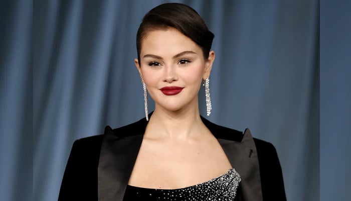 Selena Gomez hits salon before ringing into the New Year