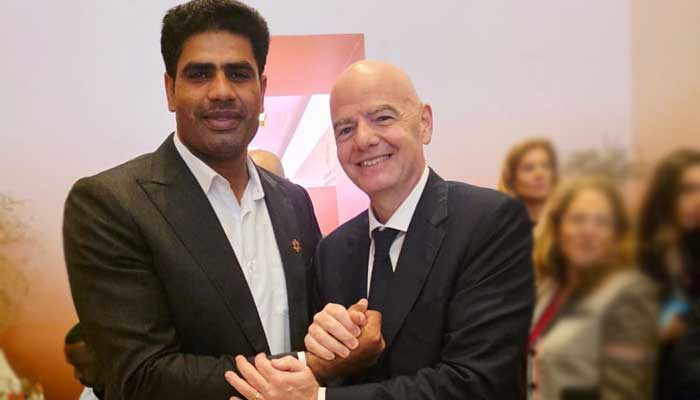 Olympic javelin champion Arshad Nadeem and Fifa President Gianni Infantino meet during World Sports Summit in Dubai. — Facebook/@pak.javelin
