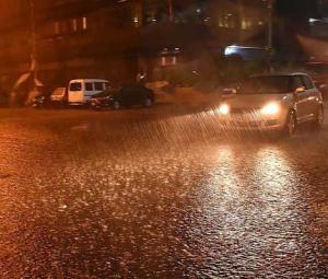 Season's first winter rain drenches Karachi, bringing sharp dip in temperatures