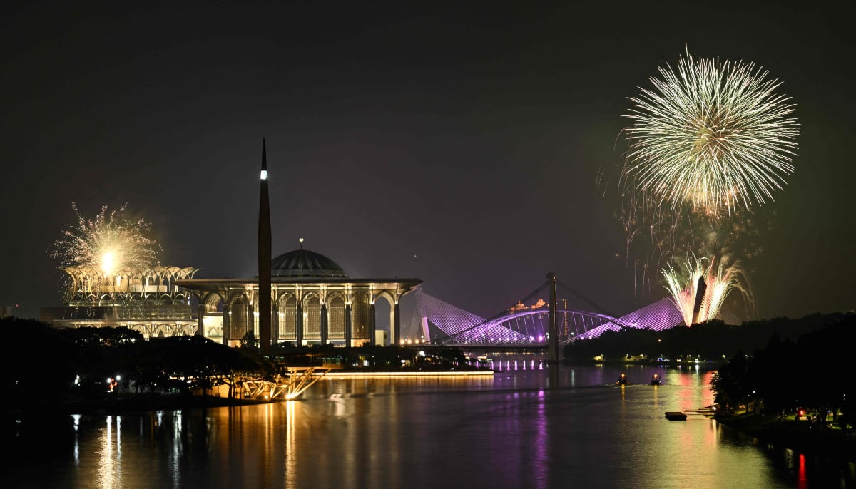 Fireworks light up the midnight sky over the Tuanku Mizan Zainal Abidin Mosque and Seri Saujana Bridge during New Years Day celebrations in Putrajaya on January 1, 2026. — AFP