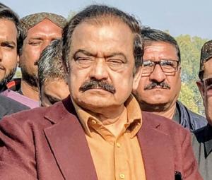 Impossible for PM to offer dialogue without consulting Nawaz, establishment: Rana