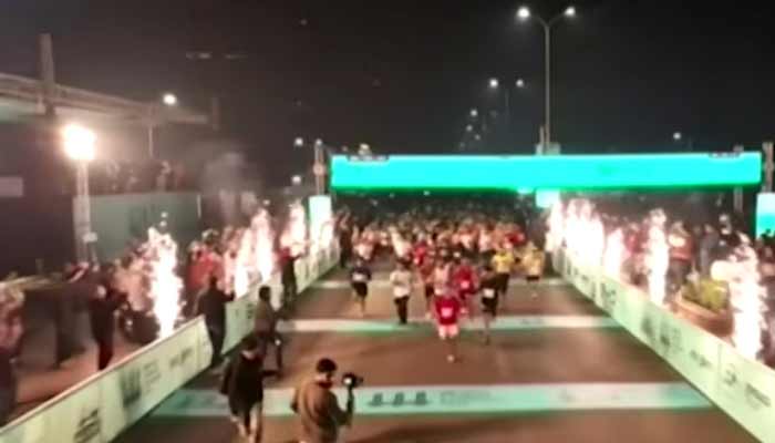 Participants run in world-class BYD Karachi Marathon that started from Nishan-e-Pakistan Park to Sea View Golf Club. — Reporter
