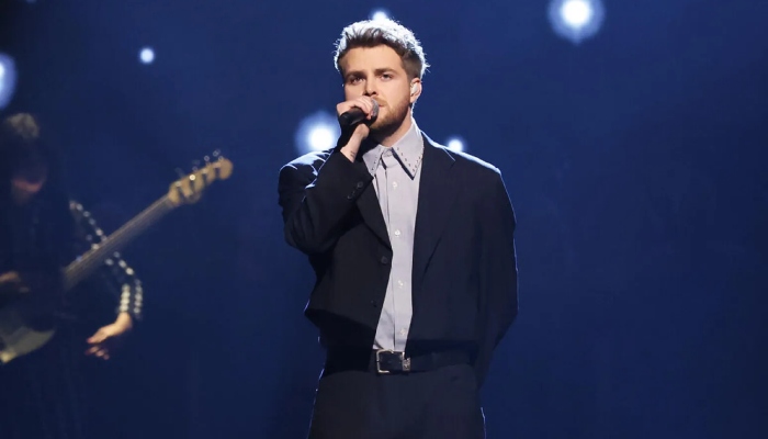 Alex Warren recalls struggling days before earning fame