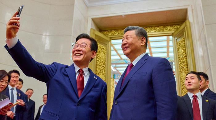 South Korea's Lee takes selfie with Xi using gifted phone