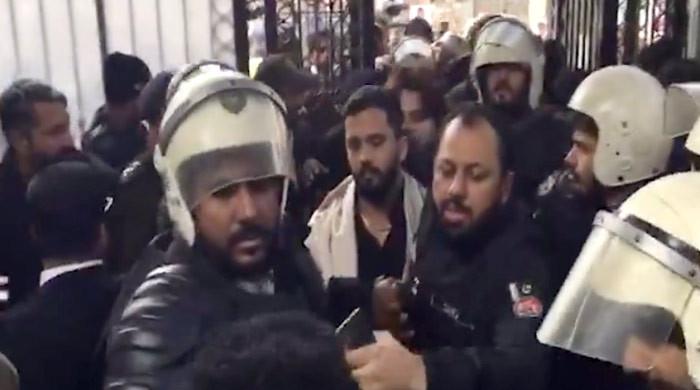 Interim bail of Rajab Butt, Nadeem Naniwala extended in gambling app case