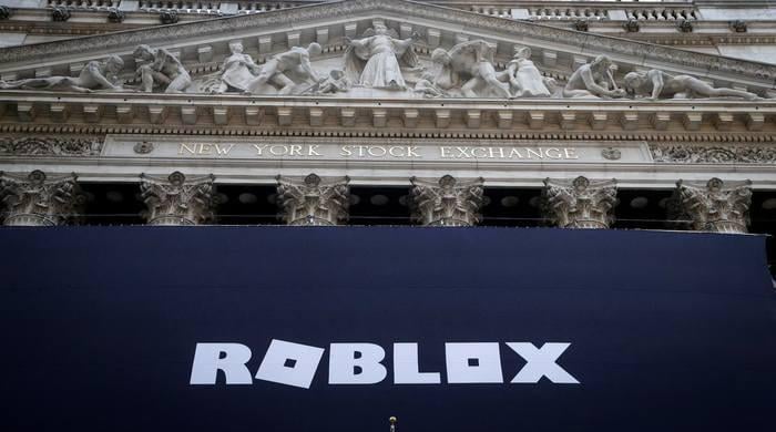 Roblox mandates age verification through camera to access chat, comms features globally