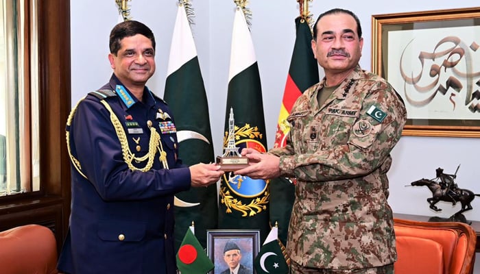 Field Marshal Syed Asim Munir presents a Minar-e-Pakistan memento to Bangladesh Air Chief Marshal Hasan Mahmood Khan at GHQ in Rawalpindi on January 8, 2025. — ISPR