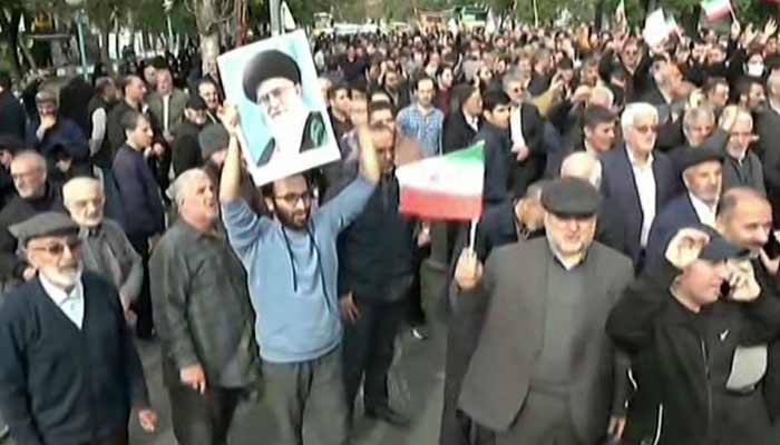 The image shows pro-government demonstrators holding Iranian flags and portraits of Iran´s supreme leader Ayatollah Ali Khamenei in Sari, northern Iran. — AFP