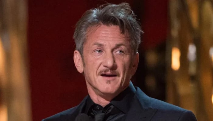 Sean Penn defies Golden Globes ‘no smoking rule