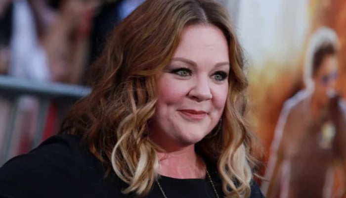 Melissa McCarthy drops jaws with dazzling look at Golden Globes red-carpet