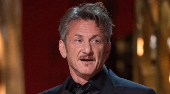 Sean Penn defies Golden Globes ‘no smoking' rule