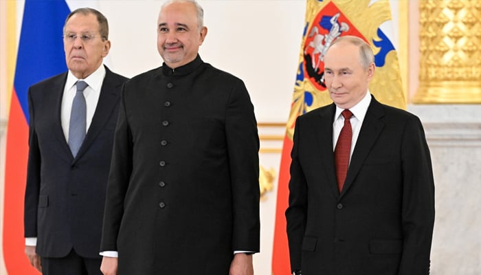 Pakistans Ambassador to Russia Faisal Niaz Tirmizi (centre) poses with Russian President Vladimir Putin (right), during a ceremony at Moscow’s Grand Kremlin Palace, January 15, 2026. — X/@RusEmbPakistan