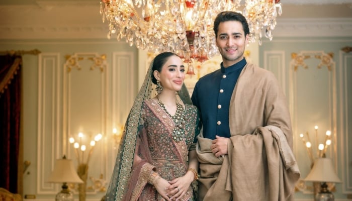 An elegant click from Junaid Safdar and Shanzeh Alis mehndi event photoshoot. — Instagram@irfanahson