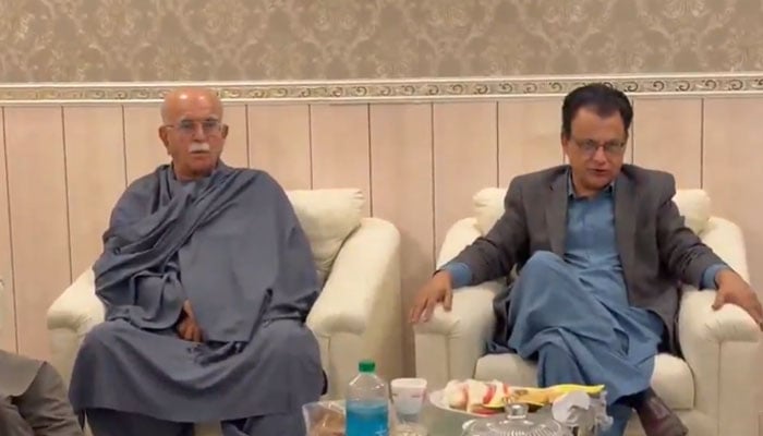 TTAP chief Mahmood Khan Achakzai (left) attends a meeting with QAT chief Ayaz Latif Palijo and others at his residence in Hyderabad on January 17, 2026. — X@TTAP_OFFICIAL