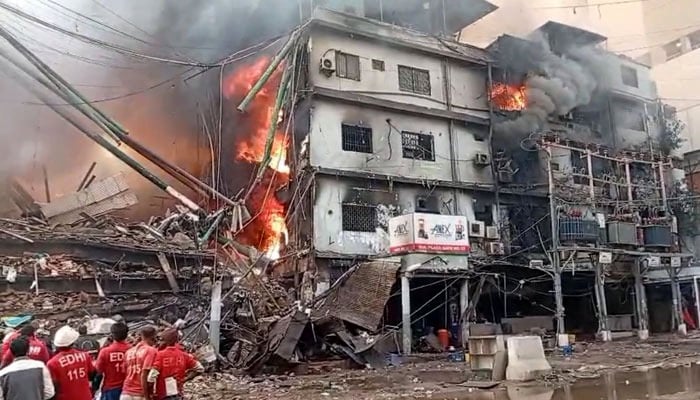 Rescuers take part in relief operations to douse the blaze at Gul Plaza shopping complex in Karachi on January 18, 2026. — Geo News