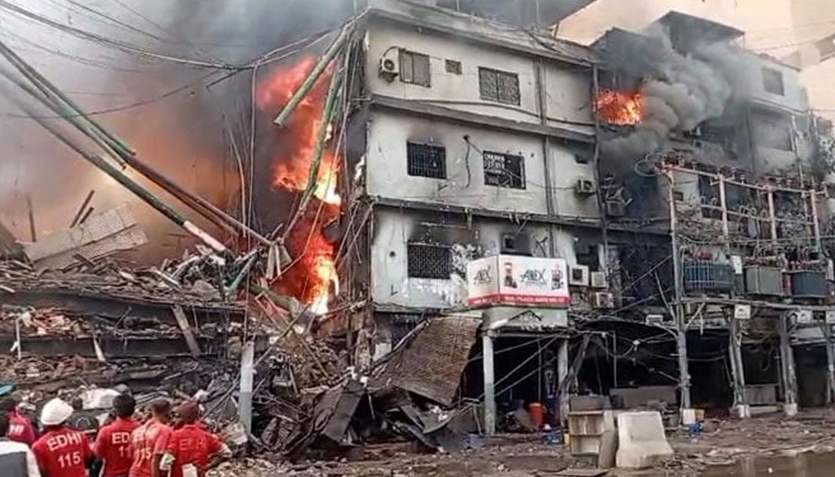 Rescuers take part in relief operations to douse the blaze at Gul Plaza shopping complex in Karachi on January 18, 2026. — Geo News