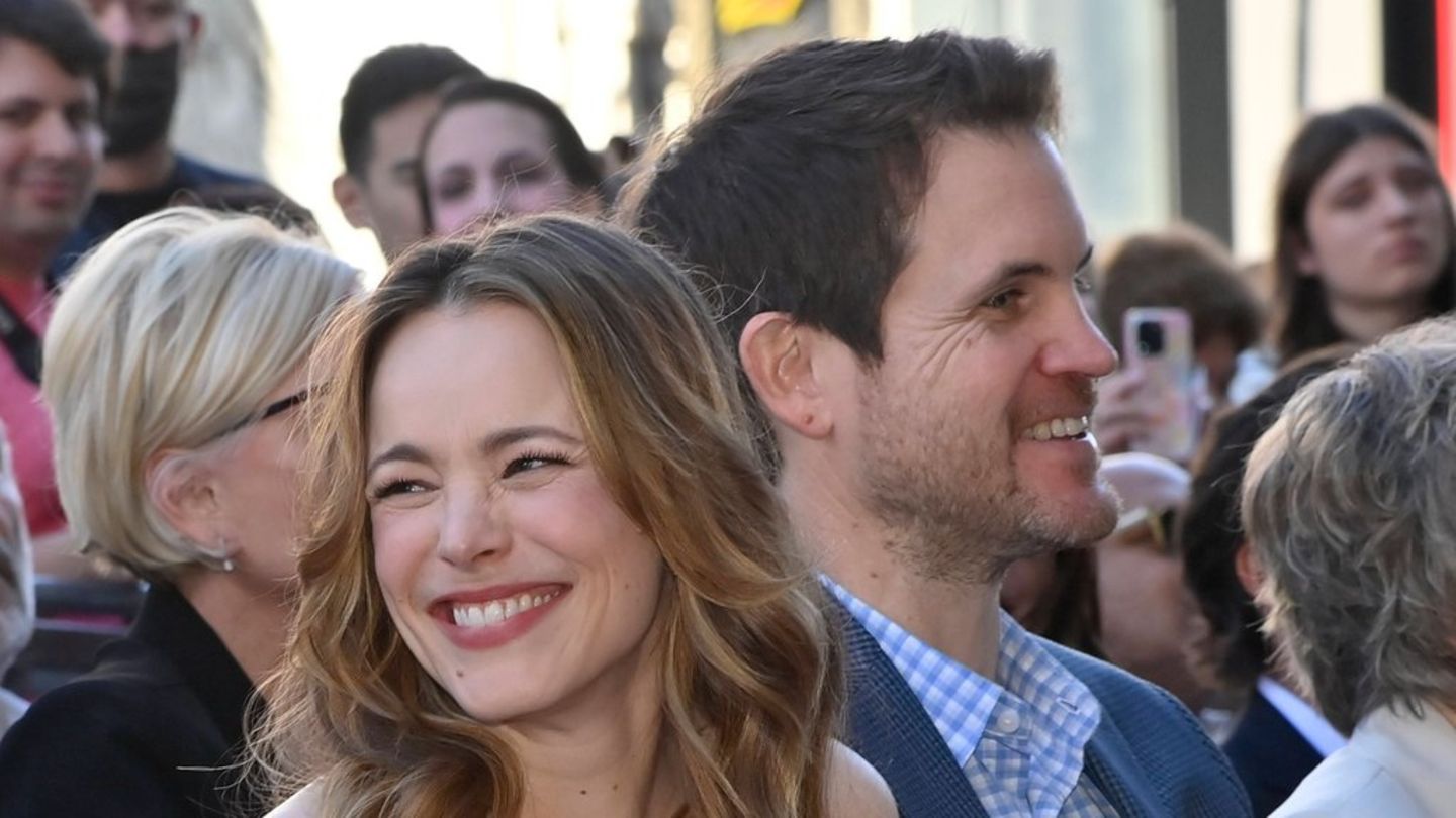 Rachel McAdams makes appearance with boyfriend at Hollyood Walk of Fame