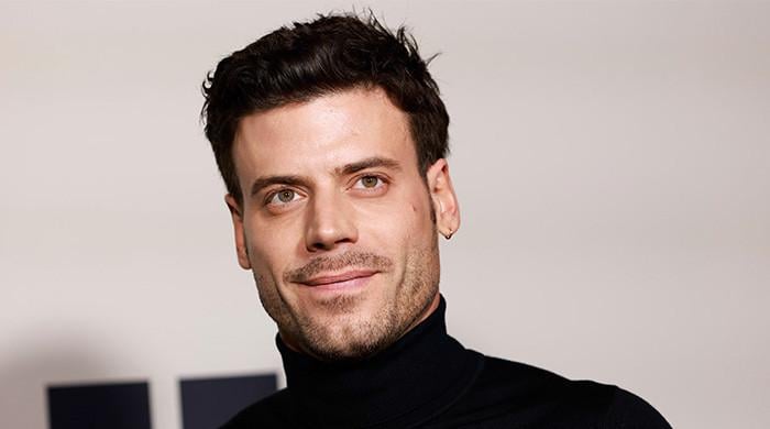Who slid into ‘Heated Rivalry' star François Arnaud DMs?
