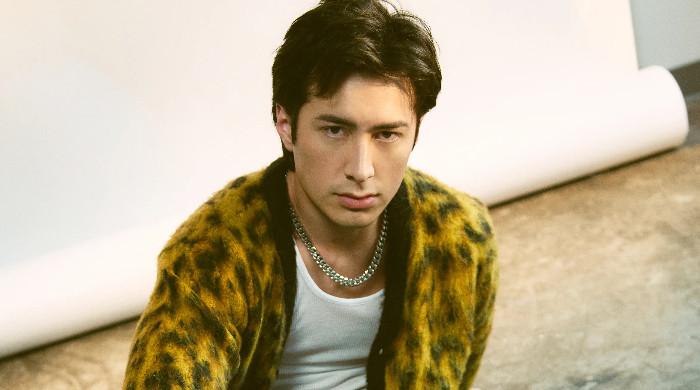 Hudson Williams sets major fashion show on fire: watch