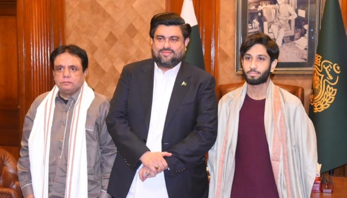 Sindh Governor Kamran Tessori (centre) with MQM leader Imran Farooqs sons. — Reporter