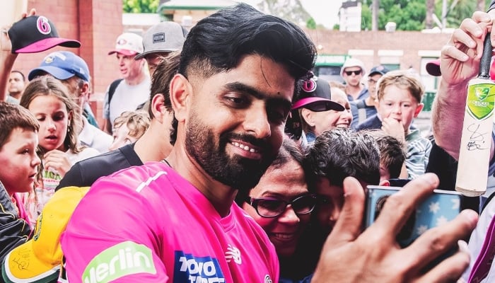 Babar Azam taking a selfie with the Sydney Sixers fans. — X@SixersBBL