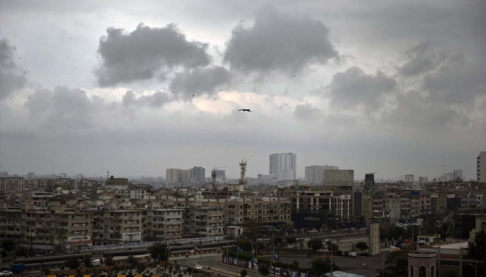 A beautiful winter scene as light drizzle refreshes the city, further extending the cold wave and adding to its urban charm, Karachi, January 22, 2026. — APP