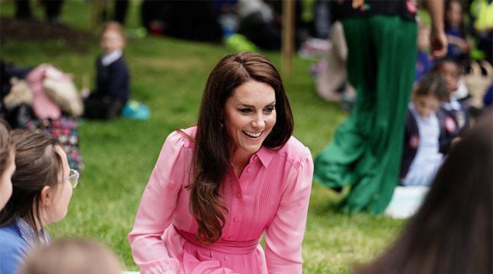 Princess Kate stops for flowers and wins the internet in Stirling