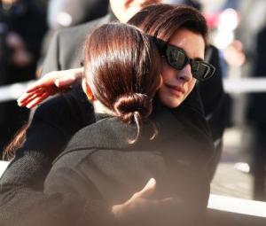 Valentino's ‘muse' Anne Hathaway leads mourners at star-studded funeral