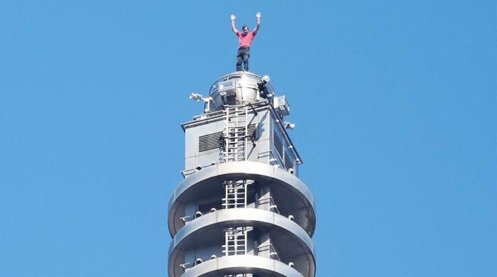 US climber scales Taiwan's tallest building Taipei 101 without ropes
