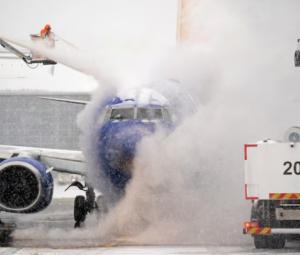 US storm leaves 160,000 without power, forces thousands of flight cancellations