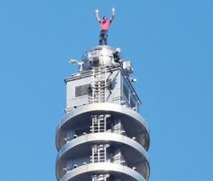 US climber scales Taiwan's tallest building Taipei 101 without ropes