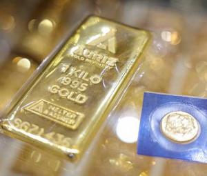 Gold rushes past $5,000 to record high on safe-haven rush