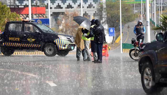 Traffic police stop vehicles heading towards Murree on the Murree Expressway and GT Road due to heavy snowfall, to ensure public safety.— APP