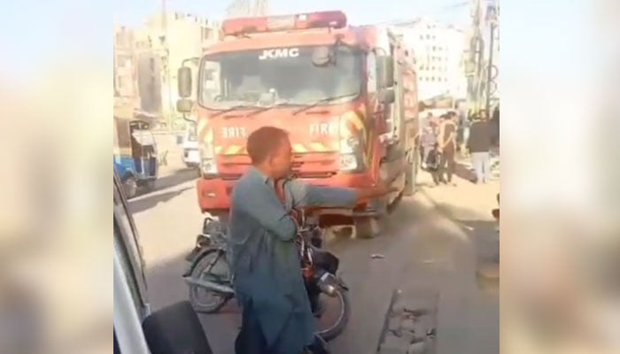 A fire tender can be seen during rescue works after a blaze broke out in Gulistan-e-Johar area of Karachi on Jnauary 28, 2025. — Geo News