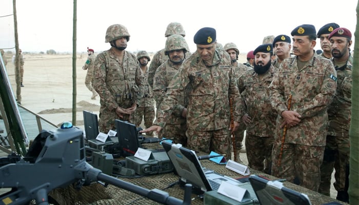 Chief of Army Staff and Chief of Defence Forces, Field Marshal Asim Munir inspects during visit to Bahawalpur Garrison, January 29, 2025. — ISPR