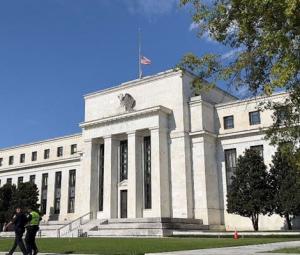 US central bank defies Trump and freezes rates