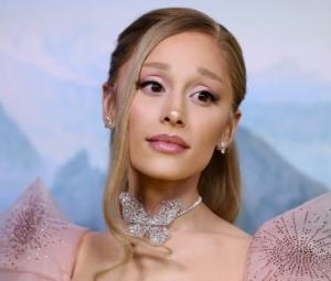 Ariana Grande slams magazine for silly Photoshop fail