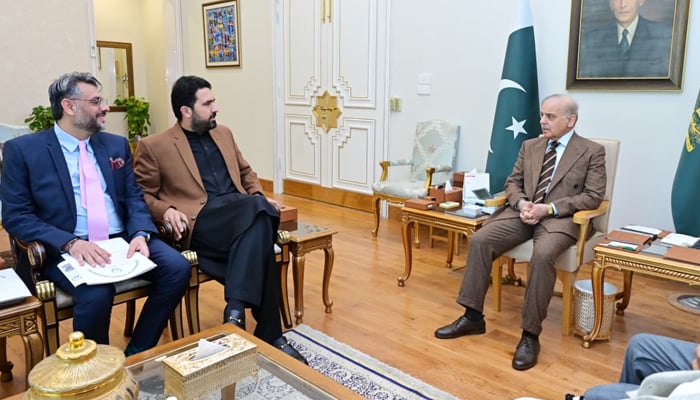 Khyber Pakhtunkhwa Chief Minister (centre) meets Prime Minister Shehbaz Sharif at Prime Ministers Office, Islamabad, February 2, 2026. — Prime Ministers Office