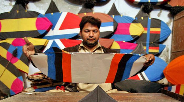 Lahore markets crowded as enthusiasts rush to prepare for Basant