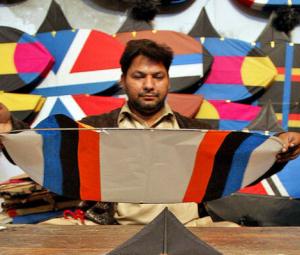 Lahore markets crowded as enthusiasts rush to prepare for Basant