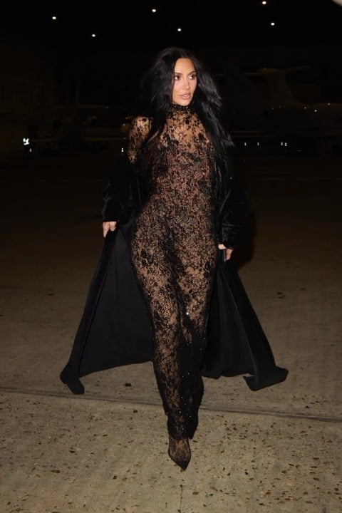 Kim Kardashian glows on third date with F1 champ Lewis Hamilton